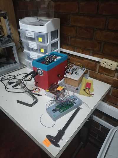 In this opportunity I show you 3 projects about DIY. In the red box project agitator, project Antena Yagi platform and project centrifuge, its electronic circuit. Students from second year belong to a research group in Ingeniering Physics.